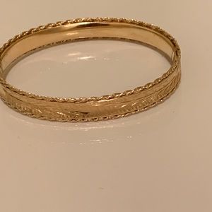 FANCY VINTAGE OVAL 14K GOLD ETCHED FLORENTINE HINGED BANGLE BRACELET 7”